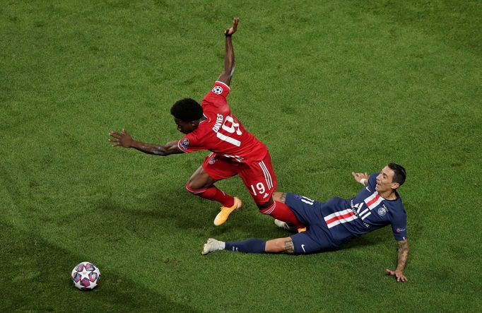 Alphonso Davies a Ángel di María ve finále LM Bayern Mnichov - Paris St. Germain