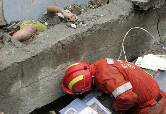 Trosky školy v Tuťang-jen. Při zemětřesení bylo zničeno několik set škol, ve kterých právě probíhala výuka.