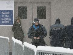 Policisté v Davosu střeží přístup do jednoho z objektů.