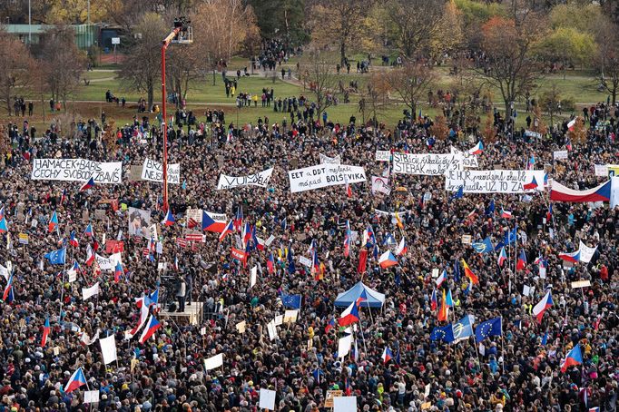 Lidé z Letné (demonstrace 16. listopadu 2019)