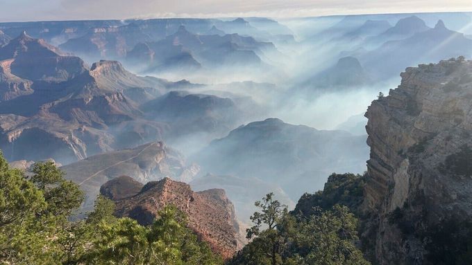 Lesní požár, který ve středu po zásahu blesku zachvátil národní park Grand Canyon v Arizoně, se podle úřadů za od soboty rozšířil více než desetkrát.