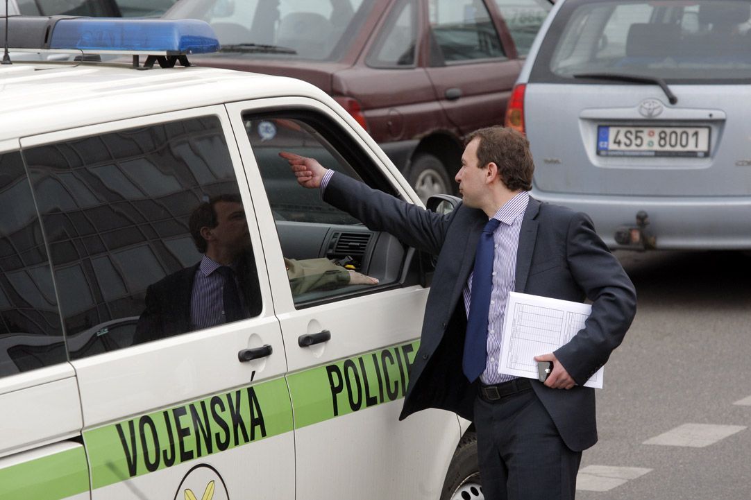 Vojenská policie vrací věci zabavené v České televizi