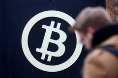 Bitcoin má za sebou nejhlubší propad od dubna 2011, v listopadu klesl o 37 procent