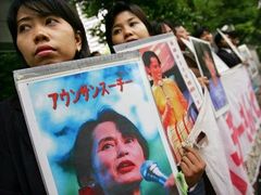 Protesty před barmskou ambasádou v Tokiu.