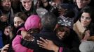 A mother and daughter hug U.S. President Barack Obama at the same time during a campaign rally in Bristow, Virginia, November 3, 2012. REUTERS/Jason Reed (UNITED STATES - Tags: POLITICS USA PRESIDENTIAL ELECTION) Published: Lis. 4, 2012, 4:18 dop.