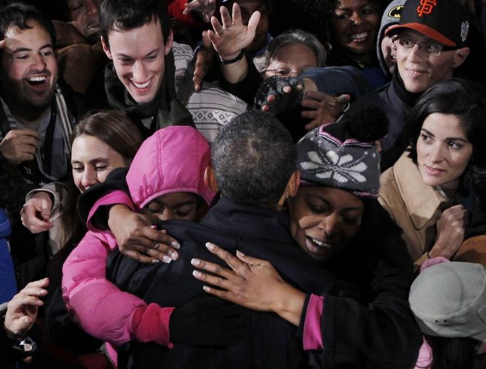 A mother and daughter hug U.S. President Barack Obama at the same time during a campaign rally in Bristow, Virginia, November 3, 2012. REUTERS/Jason Reed (UNITED STATES - Tags: POLITICS USA PRESIDENTIAL ELECTION) Published: Lis. 4, 2012, 4:18 dop.