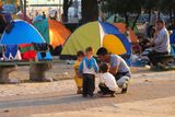 V srbském Bělehradě v parku v blízkosti autobusového nádraží vznikl improvizovaný tábor uprchlíků z Blízkého východu.