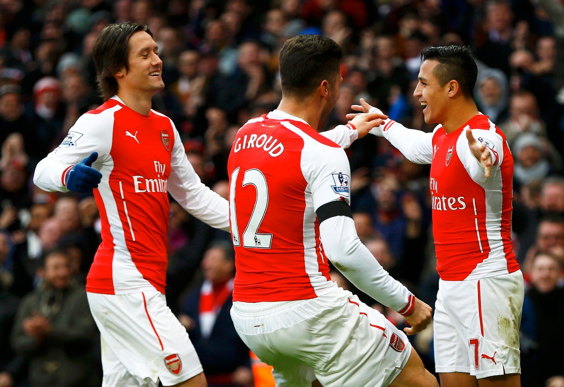 Hráči Arsenalu slaví gól (Sánchez, Rosický, Giroud)