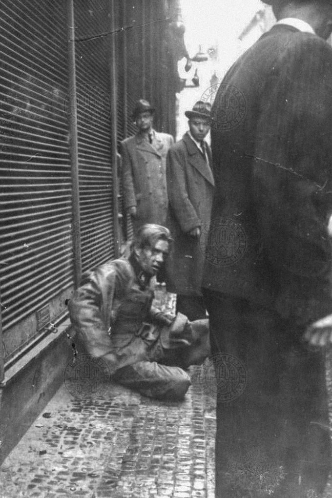 Raněný německý důstojník v Železné ulici. 5.5.1945