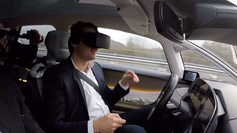 VIDEO: V samořiditelném Renaultu si můžete za jízdy hrát s virtuální realitou
