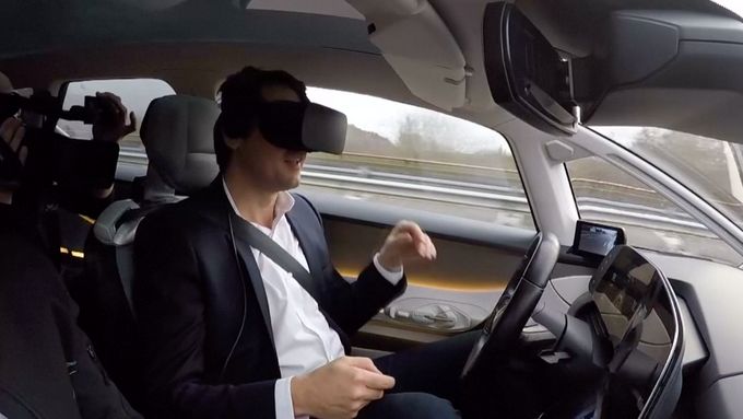 V samořiditelném automobilu Renault si můžete za jízdy hrát s virtuální realitou