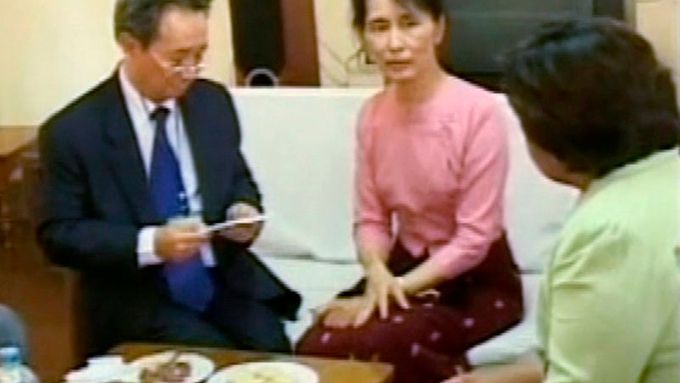 Aun Schan Su Ťij rozmlouvá se zahraničními diplomaty akreditovanými v Rangúnu. Barmská junta jí mnoho takových příležitostí v posledních letech neposkytla.