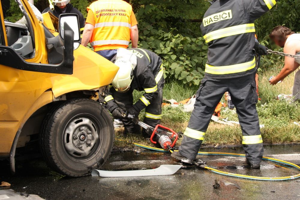 Hasiči vystřihávali řidiče dodávky, kterou srazil kamion
