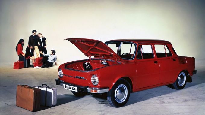 Škoda 100 byla zastaralá, přesto způsobila revoluci v prodeji. Vychází o ní kniha