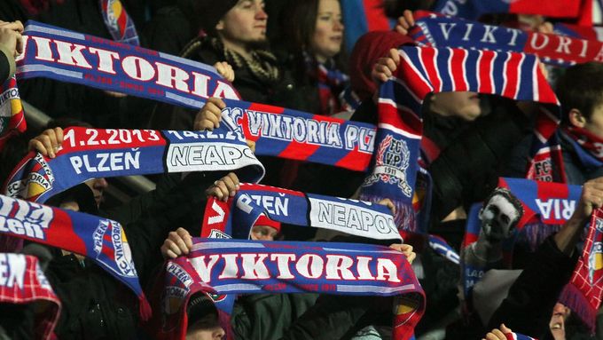 Fanoušci Neapole měli v Plzni před zápasem převahu, na stadionu je však příznivci domácího klubu zastínili.