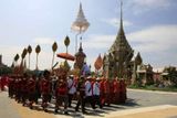Průvod s urnou zlacenou čtrnácti karátovým zlatem prochází kolem královského paláce v Bangkoku.
