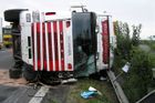 Na Pražském okruhu se nedaleko letiště srazily dva kamiony, řidiče vyprošťovali záchranáři
