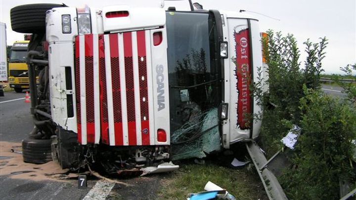 Hlavní tah do Brna je za Znojmem po nehodě zavřený, zůstane zřejmě až do večera; Zdroj foto: HZS Plzeňského kraje