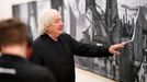 Architekt Steven Holl na výstavě v ostravské Galerii výtvarného umění.