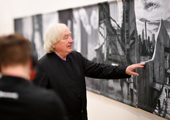 Architekt Steven Holl na výstavě v ostravské Galerii výtvarného umění.