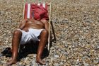Británii zas sužují největší vedra za posledních sedm let s teplotami přes 30 stupňů Celsia. (Na snímku pláž v Brightonu.)