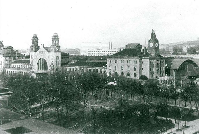 Hlavní nádraží a přilehlý park ve 2. polovině 40. let 20. století. Tehdy neslo nádraží jméno Wilsonovo.