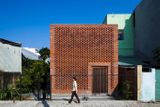 Vítěz kategorie obytných domů se nachází ve vietnamském městě Da Nang, autorem jsou architekti ze studia Tropical Space. Jeho název - Termití dům - vystihuje to, jak zvenku vypadá.