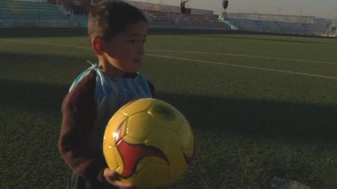 Chlapec s Messiho dresem z igelitu si zahrál poprvé na trávě a čeká na svého hrdinu