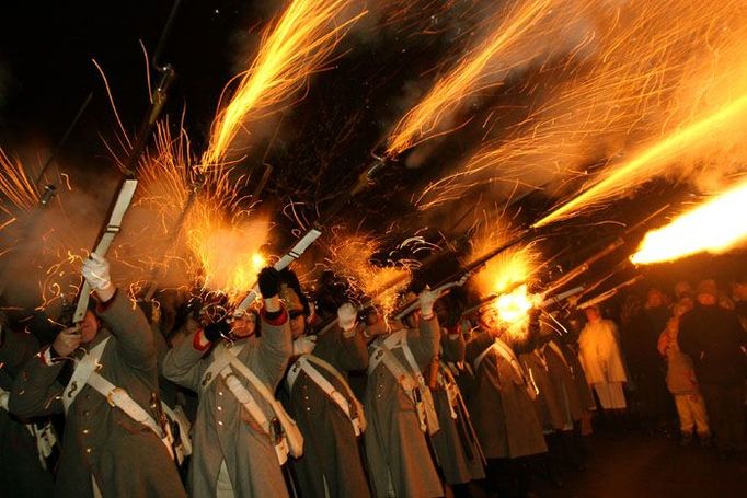 SLAVKOV U BRNA (ČR) 3. prosince 2005 - Čestnou salvou uctili příslušníci historických jednotek památku padlých vojáků u obce Křenovice.