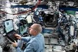 Inženýr Clayton Anderson u řídícího panelu na ISS.