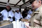 Vánoční rybí polévka od Čižinského i od Babiše. Politici rozdali dva tisíce porcí
