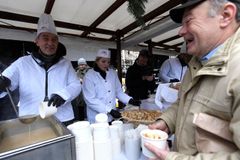 Vánoční rybí polévka od Čižinského i od Babiše. Politici rozdali dva tisíce porcí
