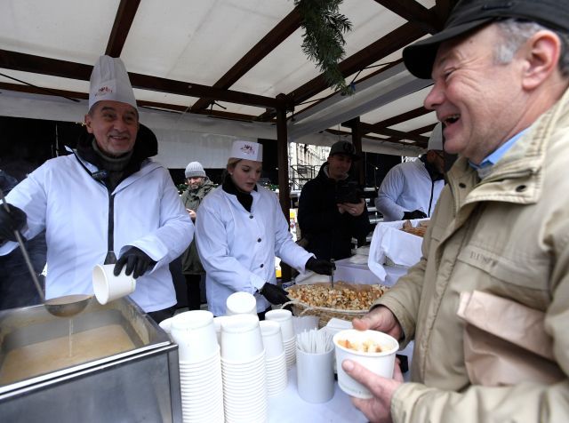 Andrej Babiš rozlévá vánoční rybí polévku, Staroměstské náměstí, 24. 12. 2018