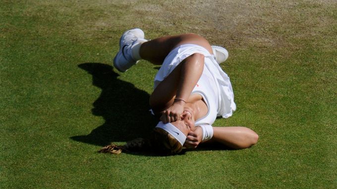 Sabine Lisická nemohla triumfu nad Polkou Agnieszkou Radwaňskou a postupu do finále Wimbledonu ani uvěřit.