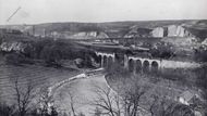 Panoramatický pohled na Hlubočepy a okolí. V popředí železniční viadukt, v pozadí Prokopské údolí.  Rok 1926.