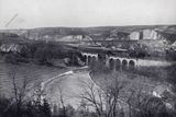 Panoramatický pohled na Hlubočepy a okolí. V popředí železniční viadukt, v pozadí Prokopské údolí.  Rok 1926.