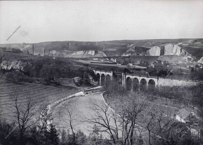 Archivní fotografie železniční traťě Praha-Smíchov – Hostivice, které se přezdívá Pražský Semmering.