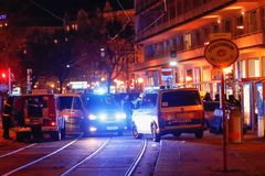 Útok u synagogy ve Vídni: nejméně jeden mrtvý, ozbrojení pachatelé jsou na útěku
