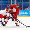 Lukáš Klok a Andrej Čibisov v zápase Česko - Rusko na ZOH 2022 v Pekingu