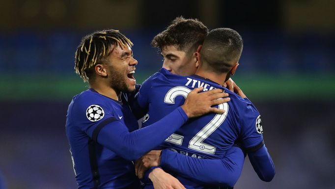 Hakim Ziyech, Reece James a Kai Havertz slaví branku Chelsea