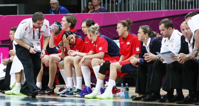 České basketbalistky v utkání skupiny A s Chorvatskem na OH 2012 v Londýně.