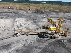 Pohled z vrtulníku ukazuje i další způsob získávání fosilní energie - rozsáhlou povrchovou těžbu hnědého uhlí na Mostecku.