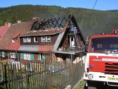 Šest požárních jednotek vyjelo 1. května k požáru rodinného domu v Herlíkovicích na Trutnovsku. Požár způsobila nedbalost majitelky, když kouřila v podkroví domu.