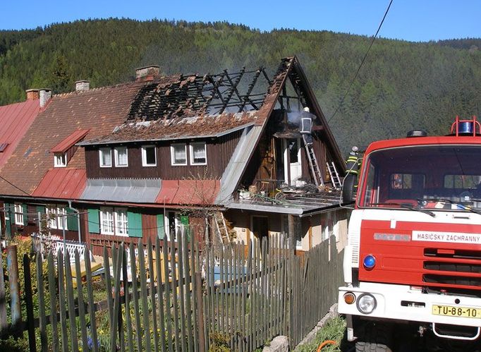 Šest požárních jednotek vyjelo 1. května k požáru rodinného domu v Herlíkovicích na Trutnovsku. Požár způsobila nedbalost majitelky, když kouřila v podkroví domu.