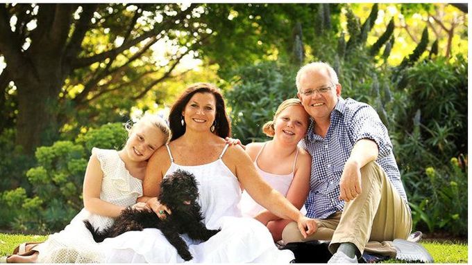 Retušovaná fotka premiéra a jeho rodina a originál (klikněte na fotku).