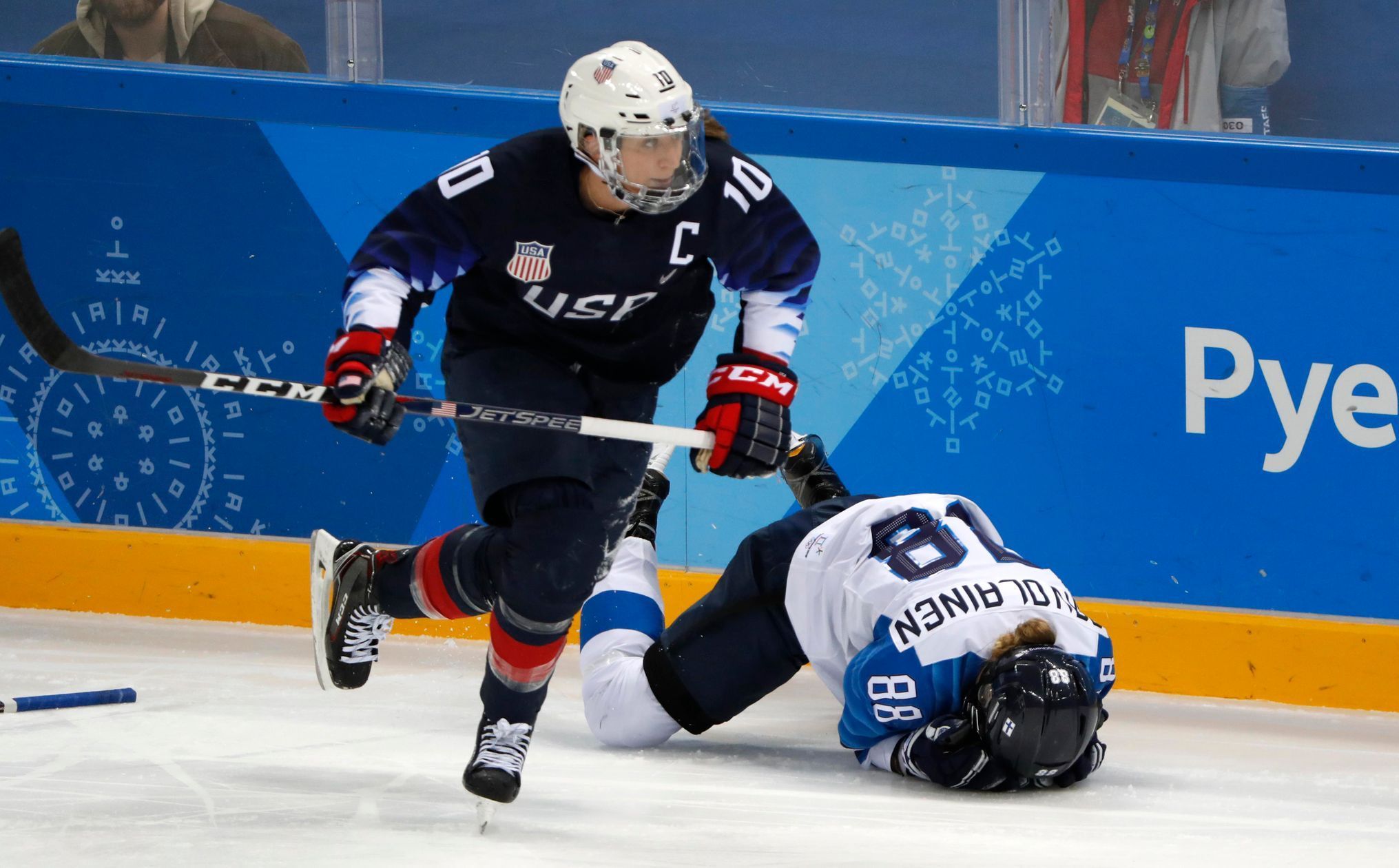Američanka Meghan Dugganová odjíždí po střetu s Finkou Ronjou Savolainenovou v semifinále turnaje hokejistek na OH v Pchjongčchangu