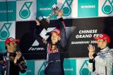 Sebastien Vettel slaví svůj triumf na stupních vítězů