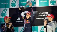 Sebastien Vettel slaví svůj triumf na stupních vítězů