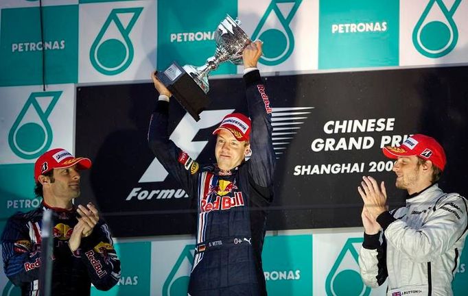 Sebastien Vettel slaví svůj triumf na stupních vítězů