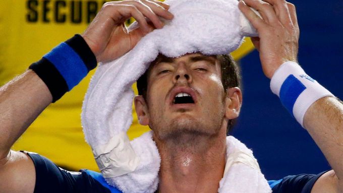 Andy Murray považuje rozhodnutí šéfů turnaje hrát ve 40 stupních Celsia za šílenost. Roger Federer mu opáčil tím, že kdo před Australian Open ošidil přípravu, teď se trápí.